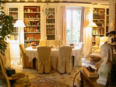 Table d'hte et petit djeuner sont servis dans la bibliothque. Ce sont des moments privilgis au Clos de la Rose